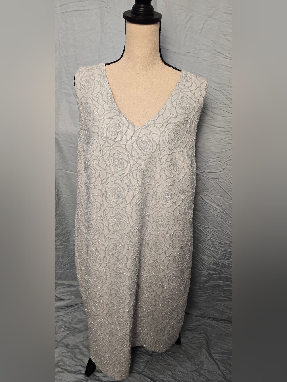 Elegant Silver-White V-Neck Rose Pattern Dress